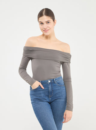 Body elasticizzato con spalle scoperte