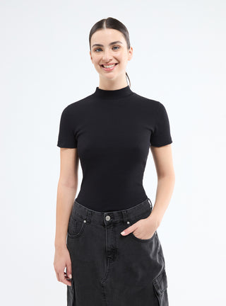 T-shirt a costina con collo lupetto