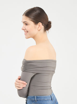 Body elasticizzato con spalle scoperte