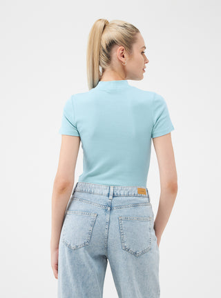 T-shirt a costina con collo lupetto