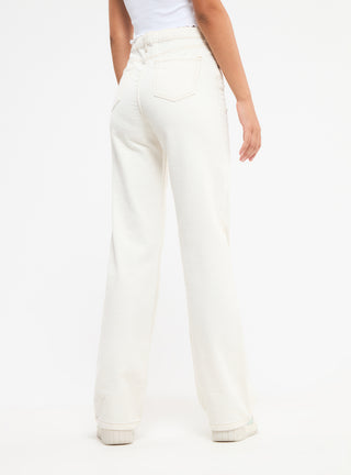 Weite Hose mit Rissen