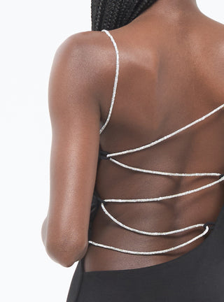 Abito con gioiello sulla schiena