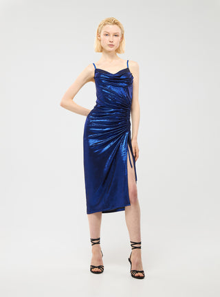 Vestito laminato con spacco e arricciatura laterale