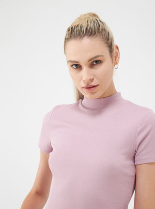 T-shirt a costina con collo lupetto