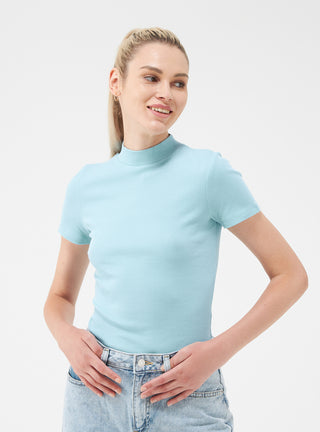 T-shirt a costina con collo lupetto