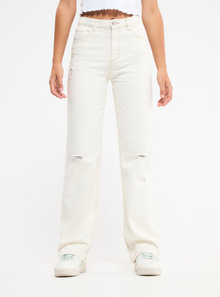 Weite Hose mit Rissen